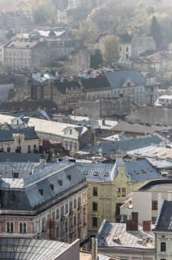 Lviv, Ukrayna 'nın tarihi merkezindeki eski evlerin manzaralı manzarası.