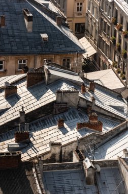 Lviv, Ukrayna 'nın tarihi merkezinde paslı metalik çatıları olan eski evlerin havadan görünüşü.