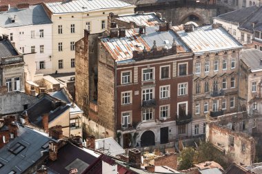 Lviv, Ukrayna 'nın tarihi merkezinde paslı metalik çatıları olan eski evlerin havadan görünüşü.