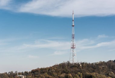 Lviv, Ukrayna 'daki tepede yayın yapan televizyon kulesi