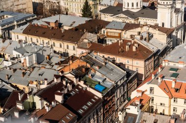 Lviv, Ukrayna 'nın tarihi merkezinde renkli çatıları olan evlerin havadan görünüşü