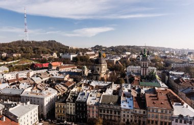 Dominik Kilisesi, Carmelite Kilisesi ve Castle Hill, lviv, Ukrayna 'daki televizyon kulesiyle şehir manzarası.