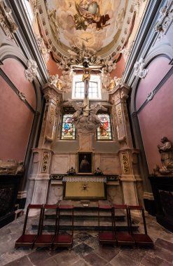 LVIV, UKRAINE - 23 Ekim 2019: dini heykelleri, vitray pencereleri ve dizleri dua etmek için kullanılan Carmelite Kilisesi sunağı