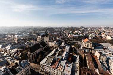 Şehir tarihi merkezinin manzaralı havası. Otantik evleri ve lviv, Ukrayna kiliseleri var.