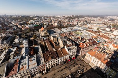 Tarih merkezinin manzaralı manzarası ve lviv, Ukrayna 'da pazar meydanında yürüyen insanlar.