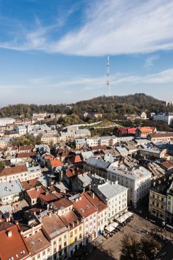 Lviv, Ukrayna 'daki kale tepesinde televizyon kulesi olan şehir manzarası.