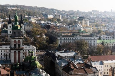 Lviv şehrinin havadan görünüşü, Carmelite kilisesi ve Lviv, Ukrayna şehir merkezindeki binalar.