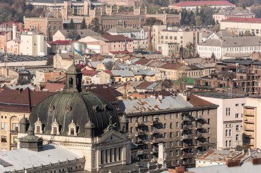 Dominik kilisesi çatısı olan şehir manzarası ve tarihi merkezde eski binalar.