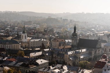 Lviv, Ukrayna 'nın tarihi merkezindeki belediye kulesi ve yurt kilisesinin hava görüntüsü.