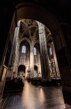 LVIV, UKRAINE - 23 Ekim 2019: Ahşap banklı lviv latin katedralinin Gotik iç mimarisi