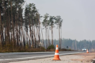 Ukrayna 'da ışık saçan arabalı otoyol kenarındaki yol konileri