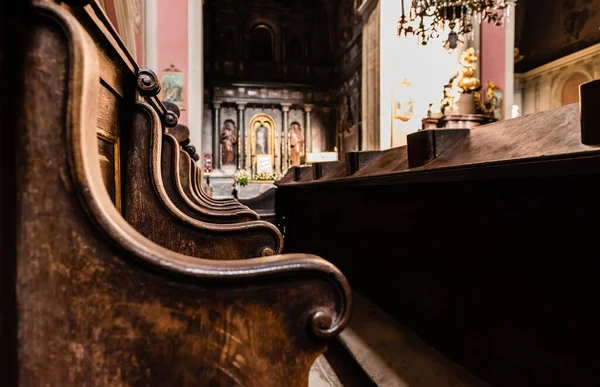 Lviv Ukraine October 2019 Selective Focus Wooden Benches Carmelite Church — Stock Photo, Image