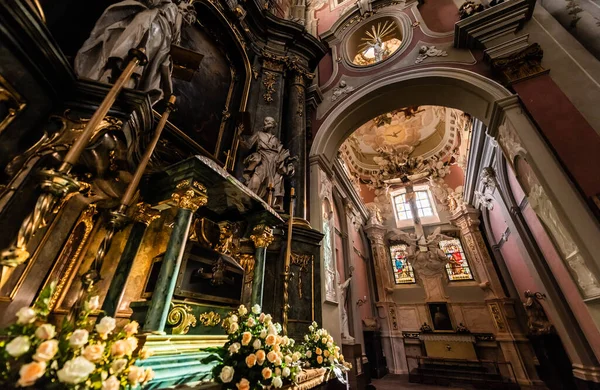 Lviv Ukraine 10月23 2019 天然の花で飾られたカルメル会の教会の内部の低角度ビュー — ストック写真