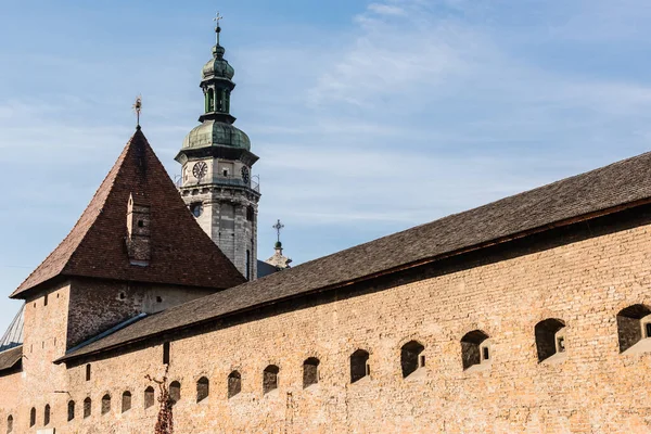 Korniakt Věž Karmelitánský Klášter Zeď Proti Modré Obloze Lvově Ukrajinské — Stock fotografie