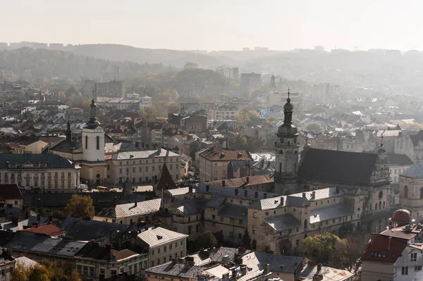 乌克兰省艾薇夫历史中心的市政厅塔和宿舍楼的航拍图 — 图库照片