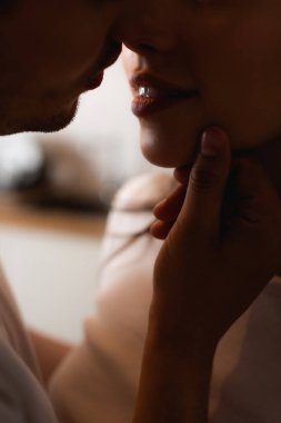 Genç kız arkadaşının yüzüne dokunan bir adam görüntüsü. 