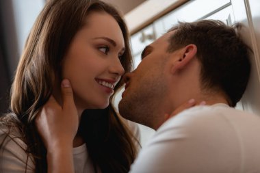 Evdeki mutlu genç bayana dokunan erkeğin seçici odağı