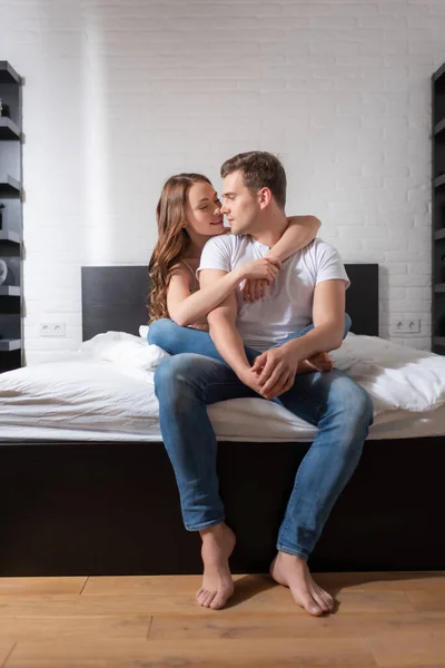Glücklich Mädchen Umarmt Schönen Freund Sitzend Auf Bett — Stockfoto
