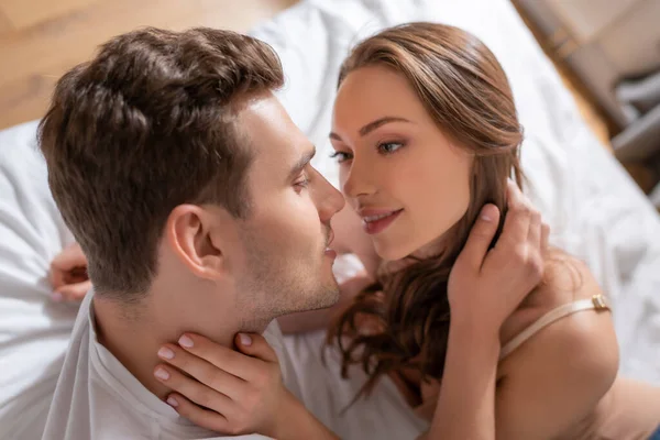 Overhead View Happy Man Woman Looking Each Other Bedroom — Stock Photo, Image