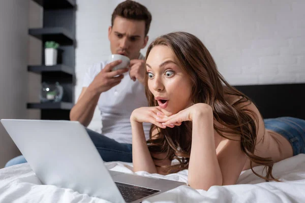 Selective Focus Surprised Woman Watching Movie Laptop Boyfriend Cup — Stock Photo, Image