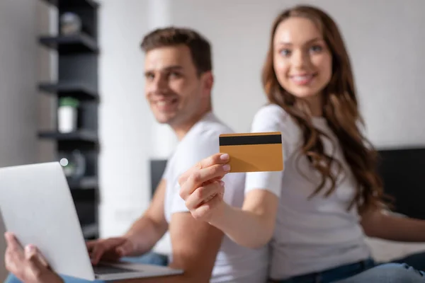 Selective Focus Happy Woman Holding Credit Card Man Laptop — Stock Photo, Image