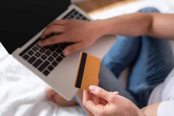 Visão Cortada Homem Usando Laptop Mulher Segurando Cartão Crédito — Fotografia de Stock