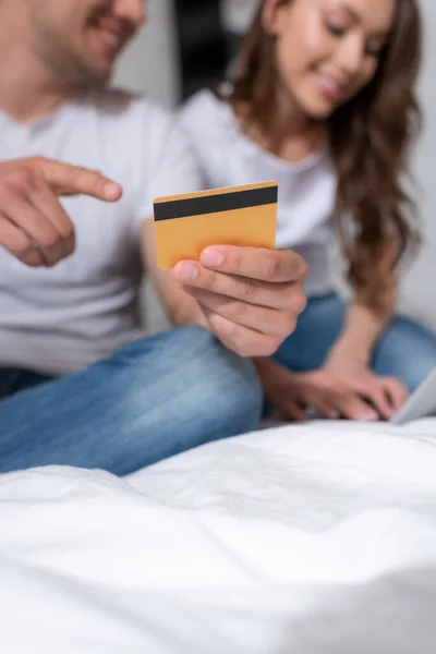 Enfoque Selectivo Del Hombre Apuntando Con Dedo Tarjeta Crédito Cerca — Foto de Stock