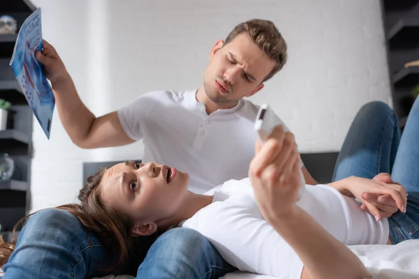 Foyer Sélectif Jeune Femme Avec Télécommande Climatiseur Situé Près Homme — Photo