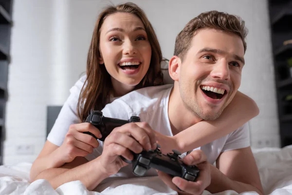 Kyiv Ucrania Mayo 2020 Mujer Hombre Emocionados Jugando Videojuegos Dormitorio — Foto de Stock