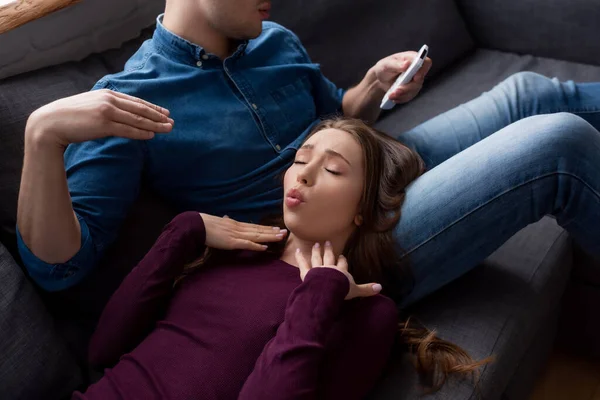 Femme Avec Les Yeux Fermés Couché Près Petit Ami Tenant — Photo