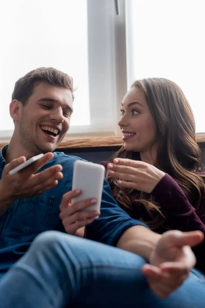 Sevgilisinin Yanındaki Akıllı Telefona Bakan Mutlu Adamın Seçici Odağı — Stok fotoğraf