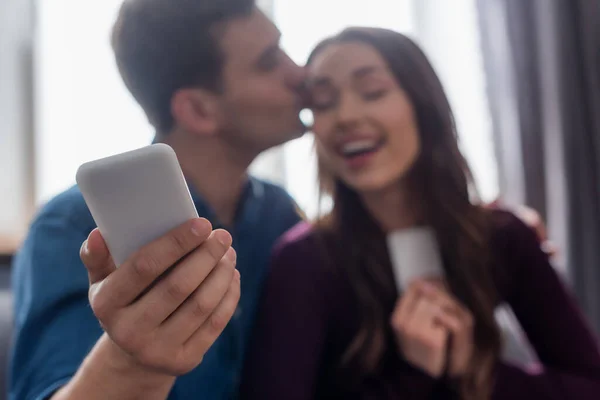 Szelektív Fókusz Férfi Gazdaság Smartphone Csók Boldog Lány — Stock Fotó