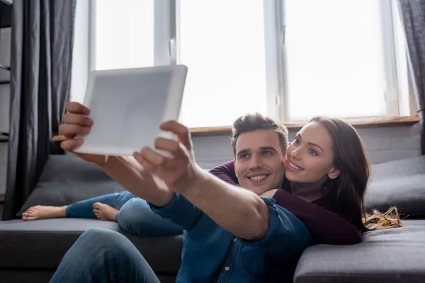 Selective Focus Happy Man Taking Selfie Girl While Holding Digital — Stock Photo, Image