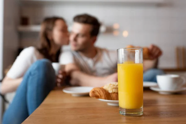 Selectieve Focus Van Glas Met Vers Sinaasappelsap Bij Croissant Koppel — Stockfoto