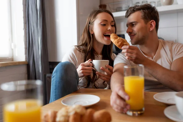 Foyer Sélectif Homme Heureux Nourrissant Fille Gaie Avec Croissant Savoureux — Photo