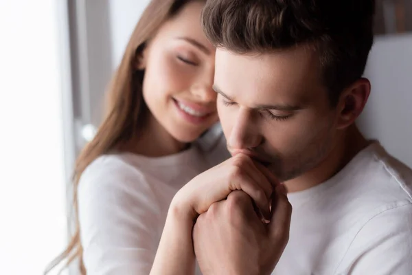 自宅で陽気な女性の手にキス男の選択的な焦点 — ストック写真
