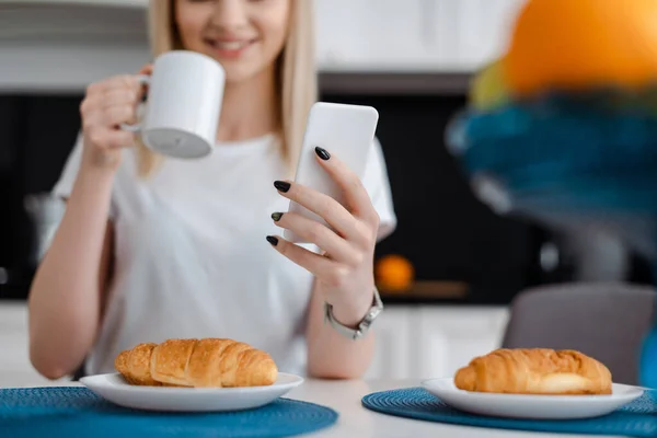 Oříznutý Pohled Dívku Držící Smartphone Šálek Blízkosti Croissanty — Stock fotografie