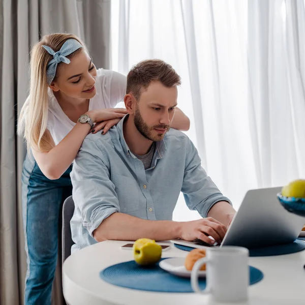 Foco Seletivo Menina Feliz Perto Namorado Freelancer Trabalhando Forma Casa — Fotografia de Stock