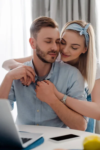 Foco Seletivo Menina Tocando Namorado Feliz Perto Laptop — Fotografia de Stock