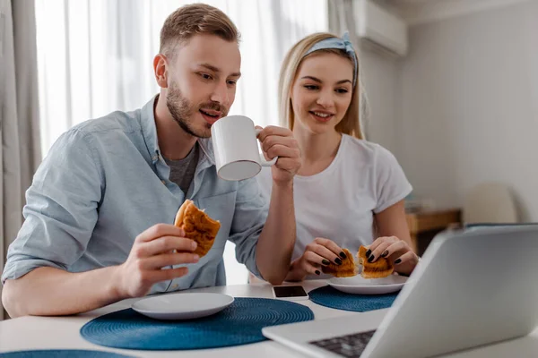 Selective Focus Cheerful Couple Freelancers Having Breakfast Looking Laptop — Stock Photo, Image