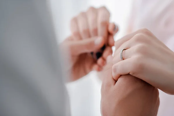 Nişan Yüzüğü Parmağında Erkeğin Elini Tutan Seçici Bir Kadın — Stok fotoğraf