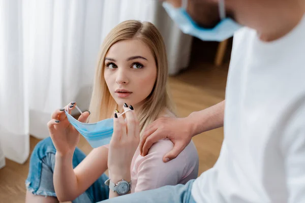 Enfoque Selectivo Del Hombre Tocando Atractiva Novia Sosteniendo Máscara Médica — Foto de Stock