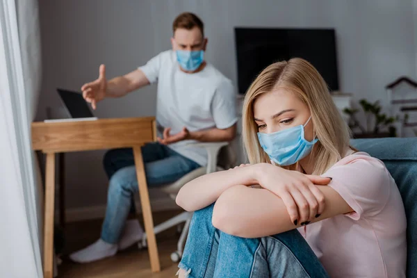 Messa Fuoco Selettiva Ragazza Maschera Medica Seduta Vicino Fidanzato Arrabbiato — Foto Stock