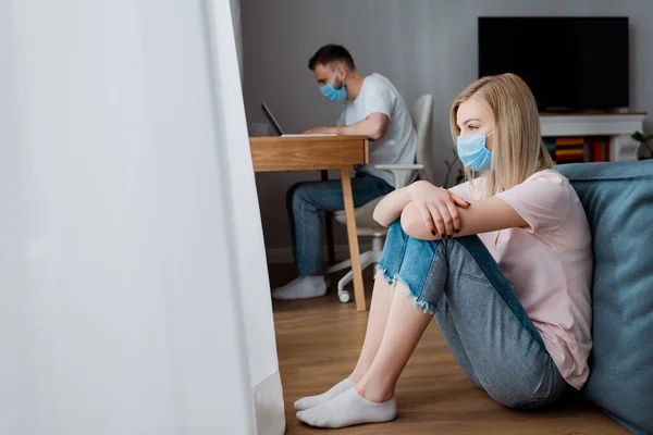 Foyer Sélectif Fille Dans Masque Médical Assis Sur Sol Près — Photo