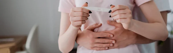 Panoráma Termés Gazdaság Terhességi Teszt Pozitív Eredménnyel Közeli Barátja — Stock Fotó