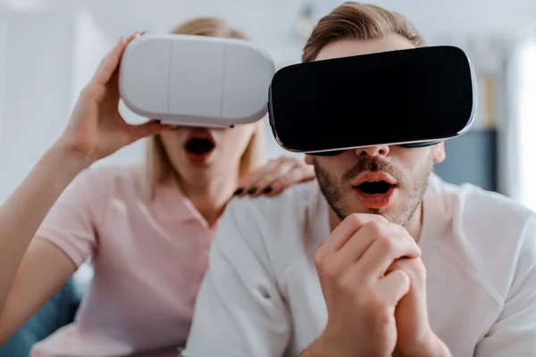 Selective Focus Surprised Couple Virtual Reality Headsets Gaming Home — Stock Photo, Image