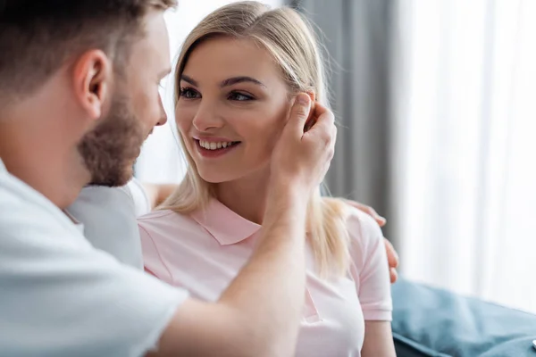 Enfoque Selectivo Del Hombre Barbudo Tocando Cabello Hermosa Novia — Foto de Stock