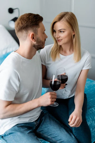 Homem Feliz Mulher Segurando Copos Com Vinho Tinto Olhando Para — Fotografia de Stock