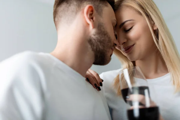 红葡萄酒举杯闭眼快乐男女的选择焦点 — 图库照片