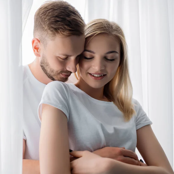 Bonito Homem Abraçando Bela Sorridente Menina Com Olhos Fechados — Fotografia de Stock